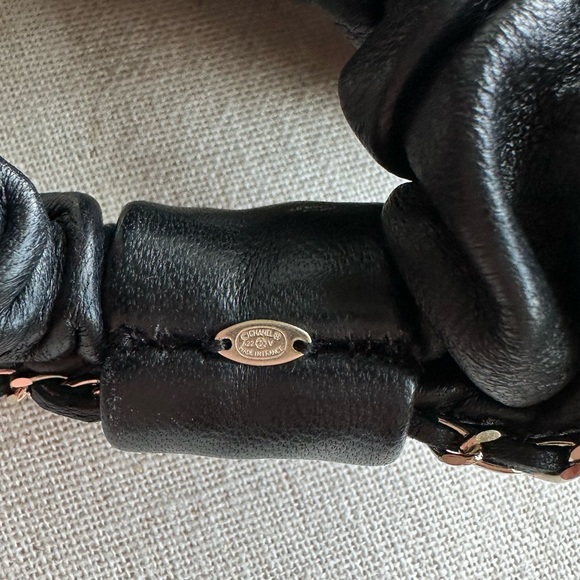 CHANEL LAMBSKIN AND GOLD HAIR ACCESSORY. BLACK WITH GOLD WOVEN TRIM. - Picture 3 of 6